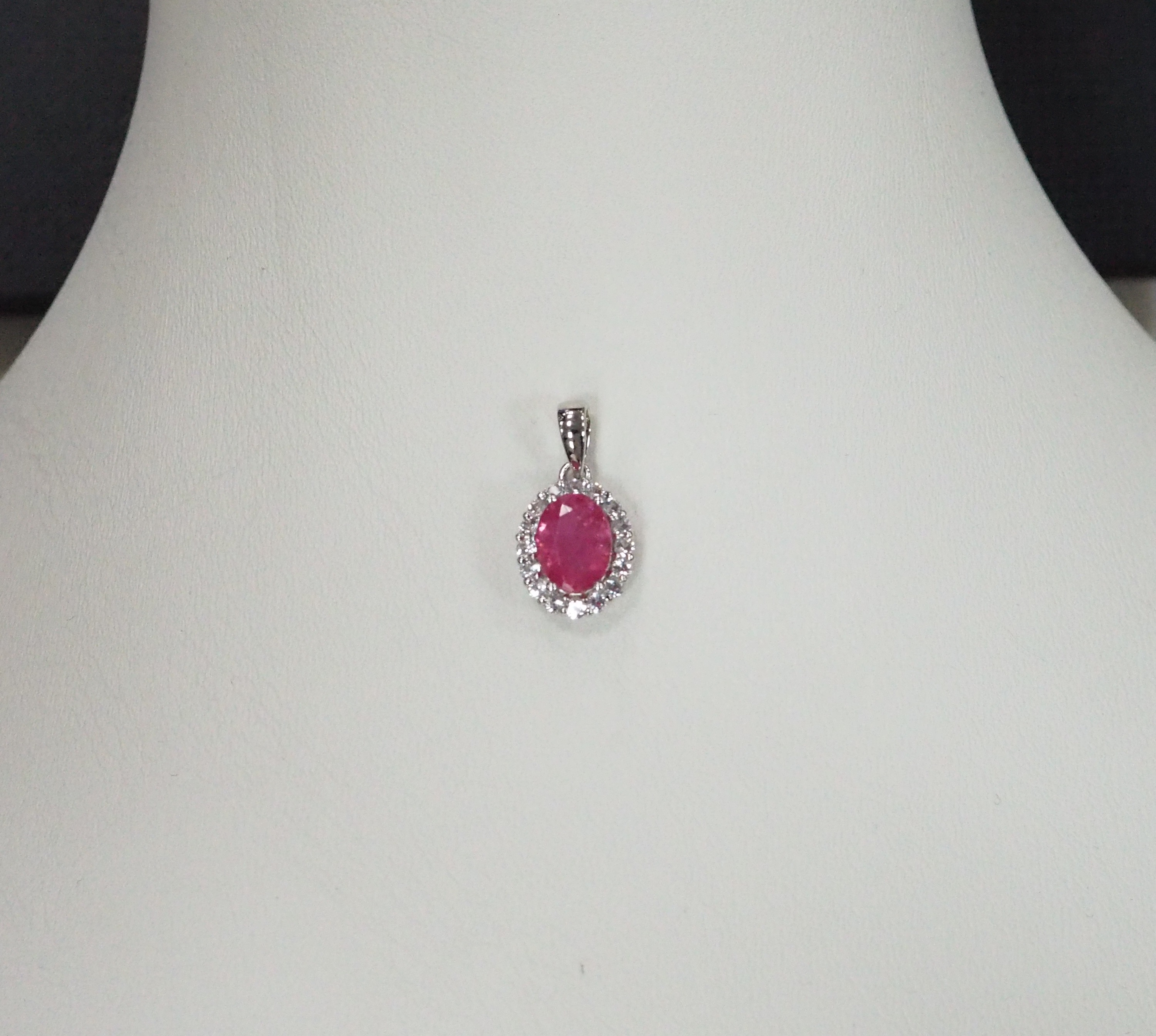 Серебряная подвеска с розовым сапфиром